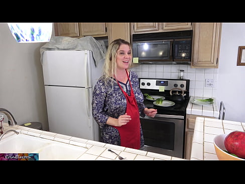 ❤️ Matrigna che lo munge in cucina prima del suo appuntamento Super sessoal it.hdporn24.ru ❌️