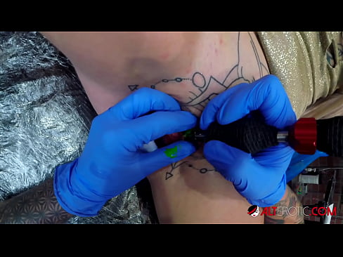 ❤️ Estremamente tatuato hottie Sully Savage ottenuto un tatuaggio sul suo clitoride Super sessoal it.hdporn24.ru ❌️